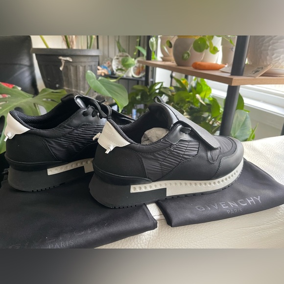 Givenchy Active Runner Black/White E41 (US8)Men - Picture 9 of 11